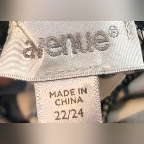 Avenue Black and White Off-Shoulder Blouse - Picture 5 of 6